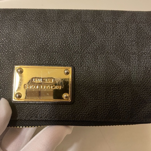 Michael Kors Black Jet Set
Zip Around Wallet Silver... - Picture 6 of 12